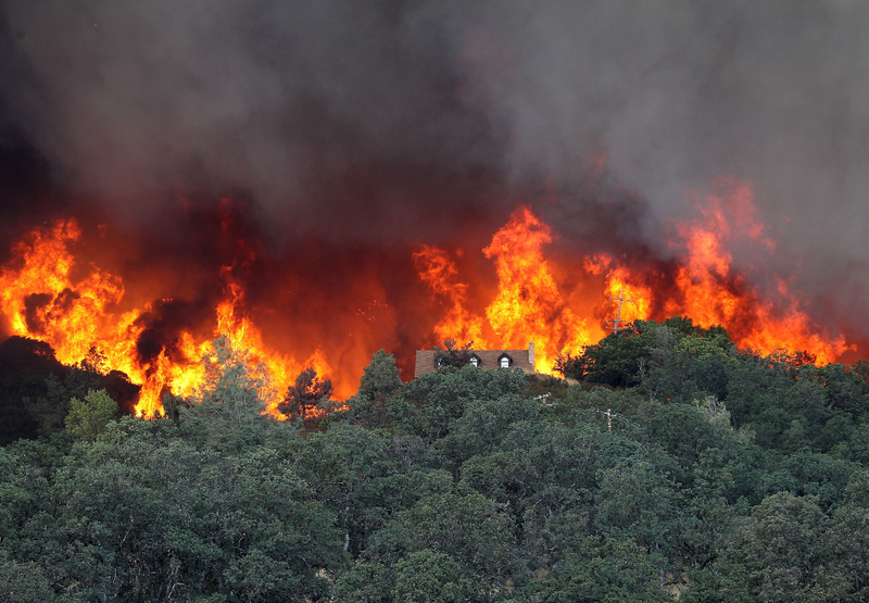 Illustration for article titled California Burning: Dramatic Photos Of Firefighters In Action